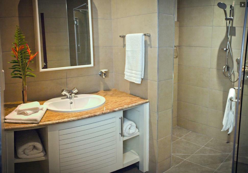 The Quadrant Luxury Apartments Виктория Екстериор снимка